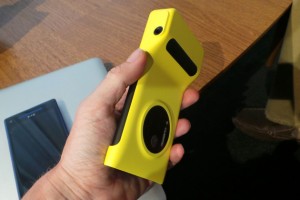 328319-nokia-lumia-1020-camera-grip-front