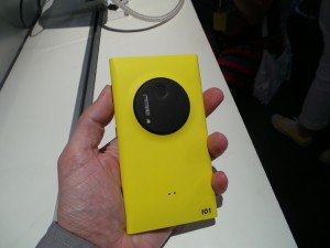 328327-nokia-lumia-1020-back